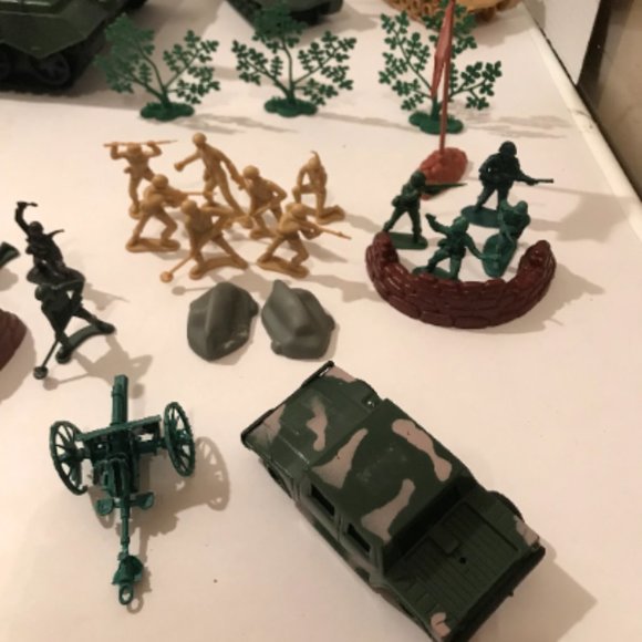 Toy Soldiers Vintage with Moveable Tanks 35 Piece Set Collectors - Picture 6 of 6